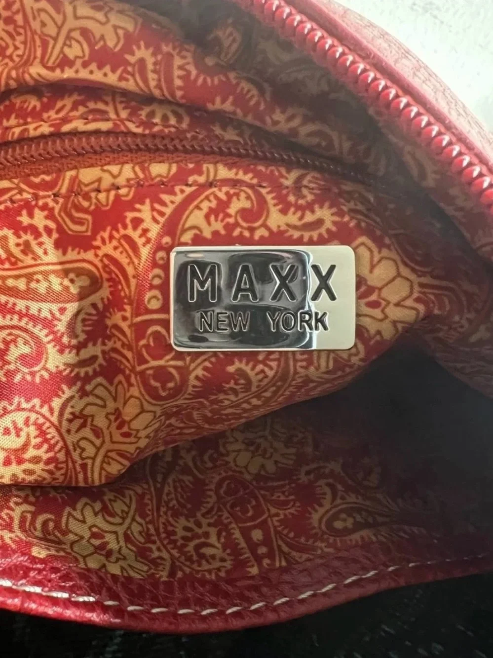 Maxx New York Red Glossy Pebbled Leather Hobo/ShoulderbBag Contrast